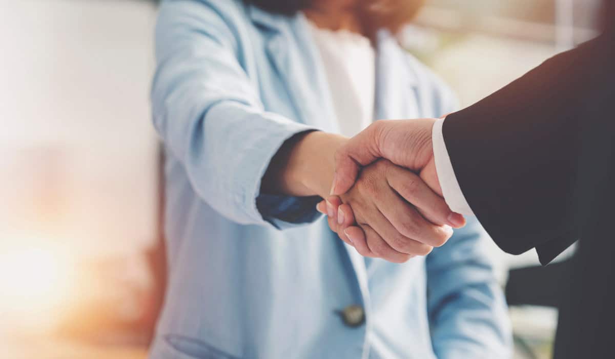 E-Fulfillment Kosten Zwei Personen geben sich die Hand