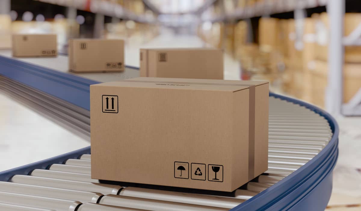 Fulfillment E-Commerce Pakete auf einem Fließband