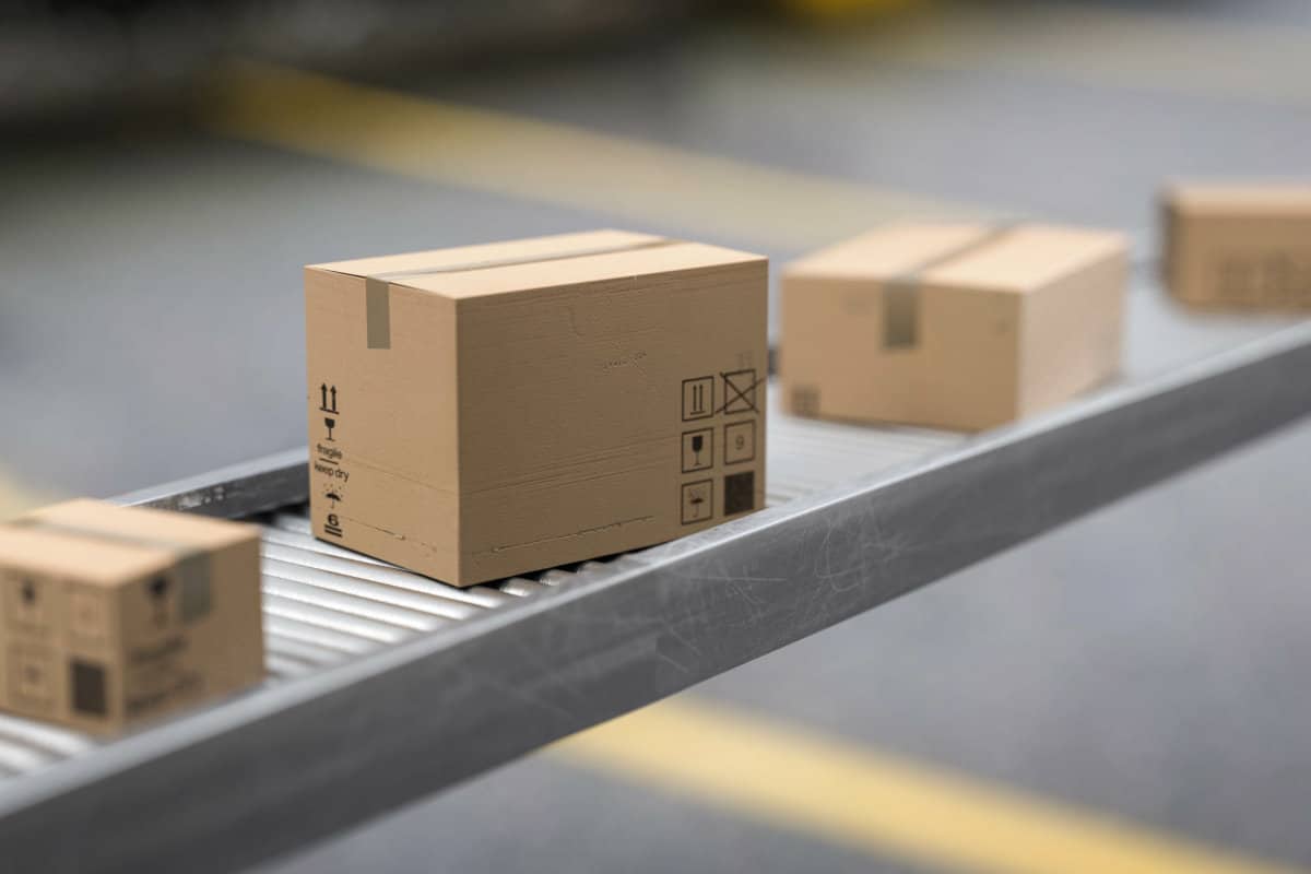 E-Commerce-Logistik Herausforderungen Pakete auf einem Förderband
