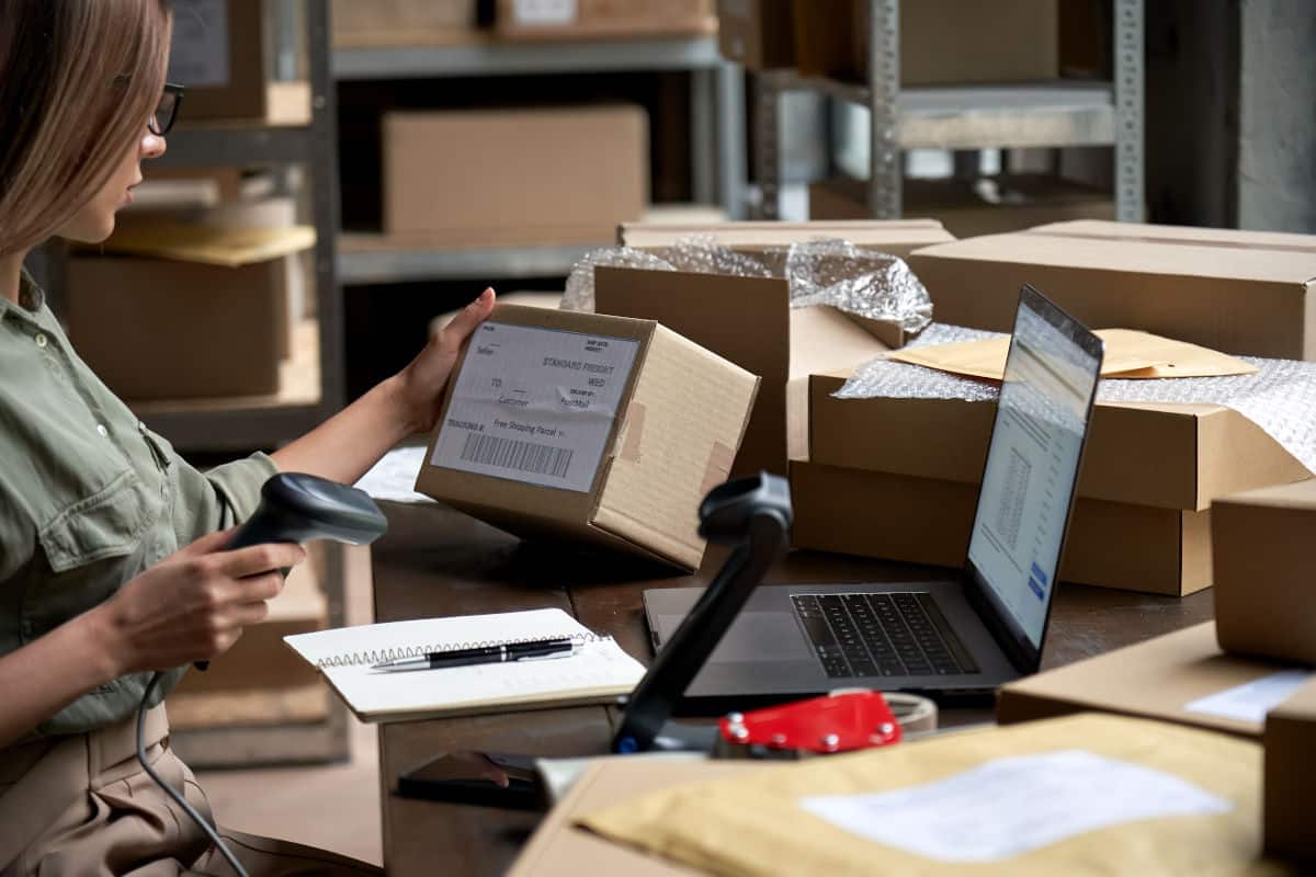 Logistik E-Commerce Frau kümmert sich um die Logistik ihres E-Commerce-Unternehmens