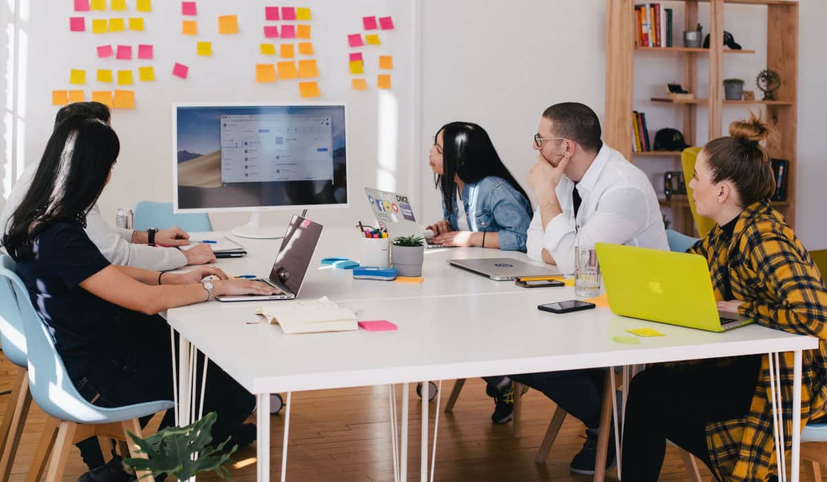 Outsourcing Logistik Team arbeitet am Logistik-Outsourcing