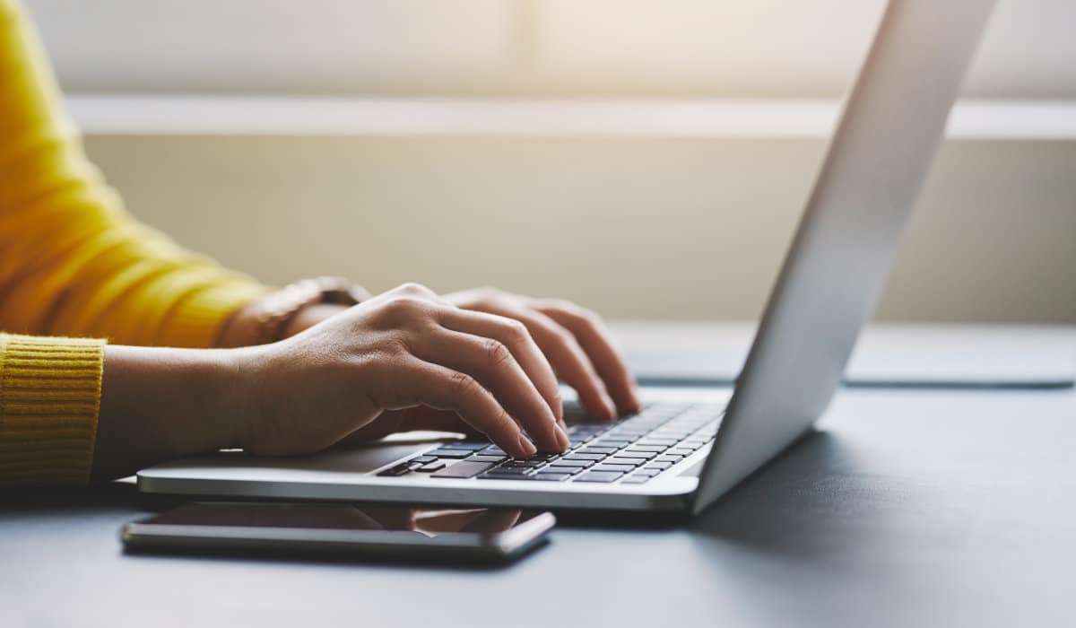 Retourenmanagement Commerce Person tippt am Laptop