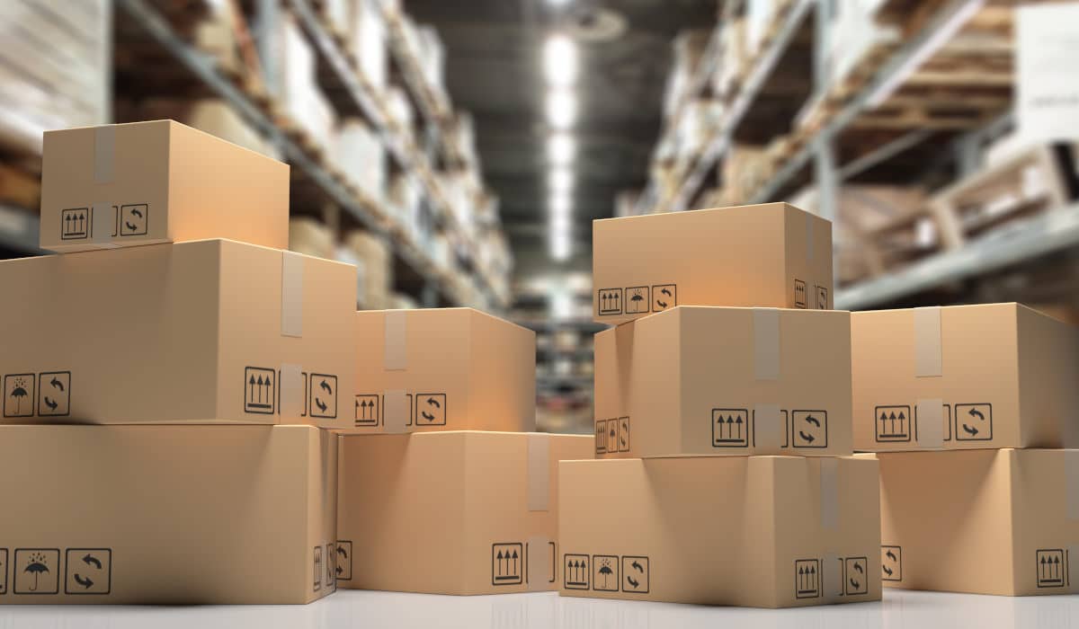 Retourenmanagement Logistik Mehrere gestapelte Pakete
