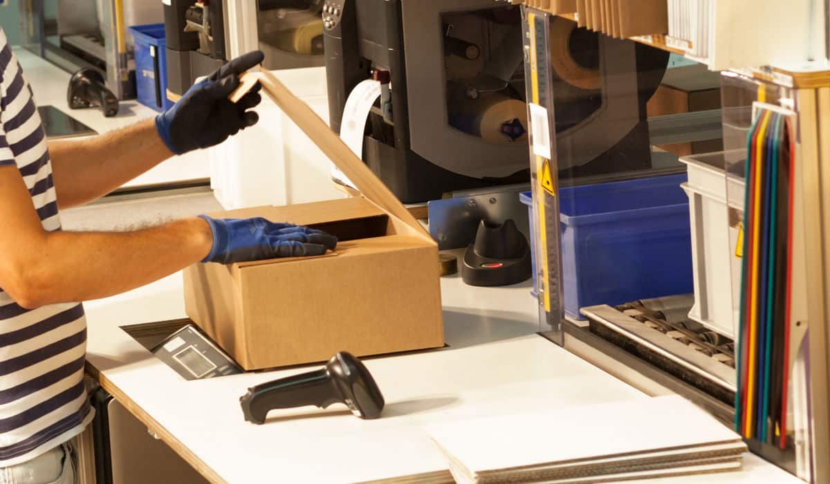 Fulfillment provider costs Person is packing a parcel