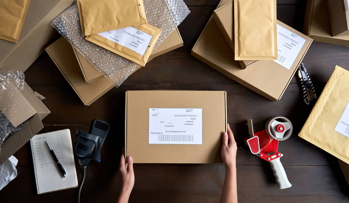 Online store shipping Verschiedene Pakete für die Versandabwicklung eines Onlineshops