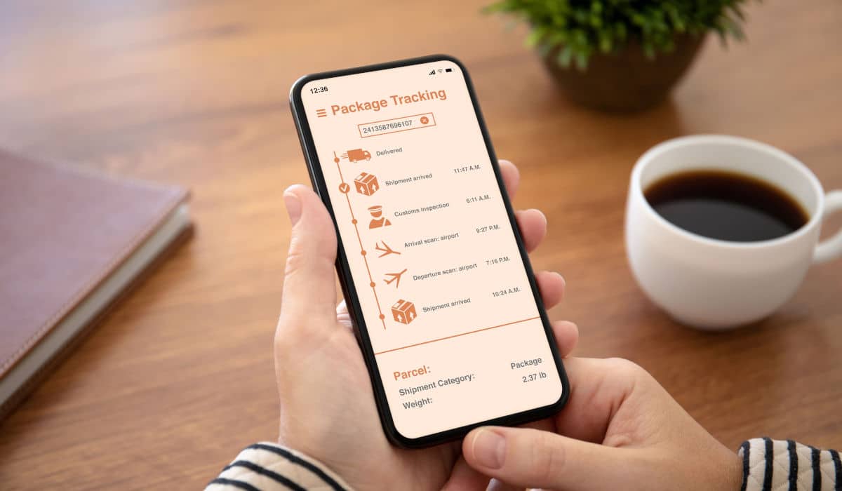 Smartphone, das das Tracking eines Pakets zeigt