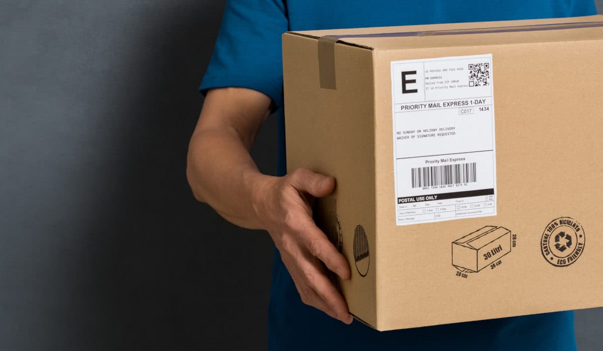 Last mile Logistik Mann hält Paket