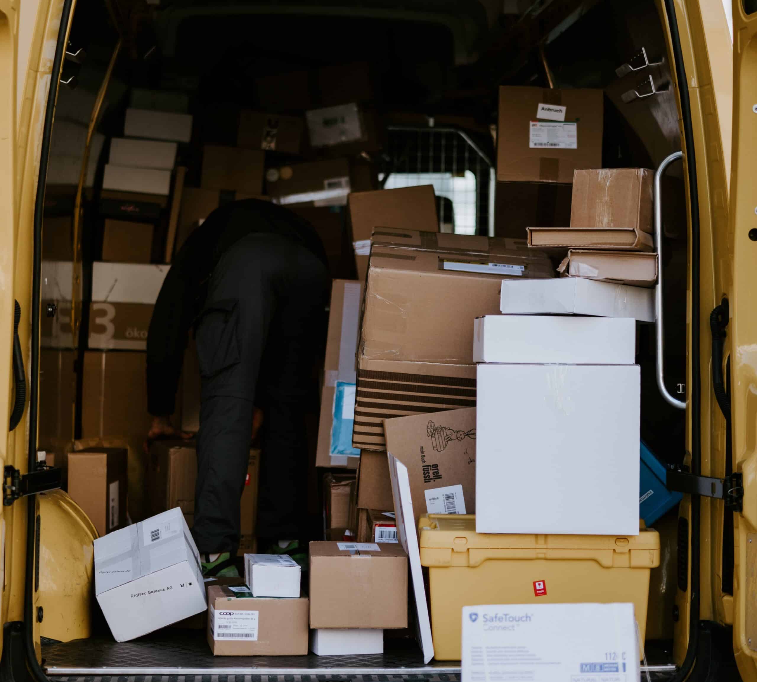 Versand_unsplash.com_small shipping of parcels