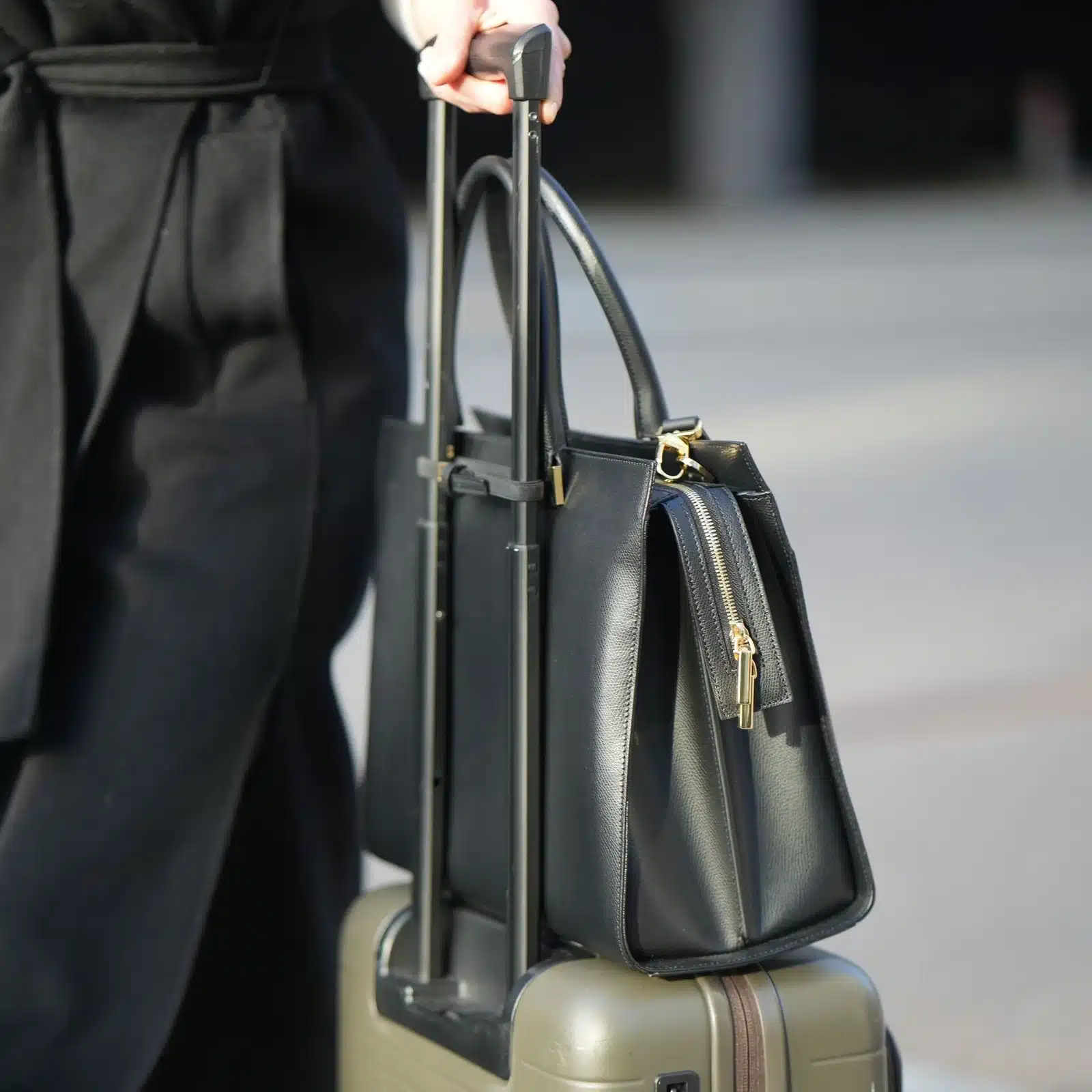 ameli-central-laptop-bag-black-pebbled-leather-03